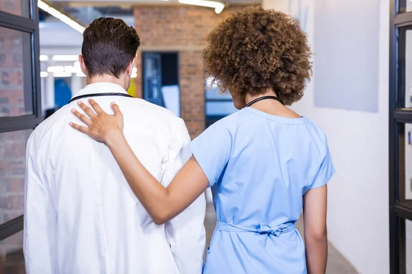 Medico e infermiere a piedi — Foto Stock
