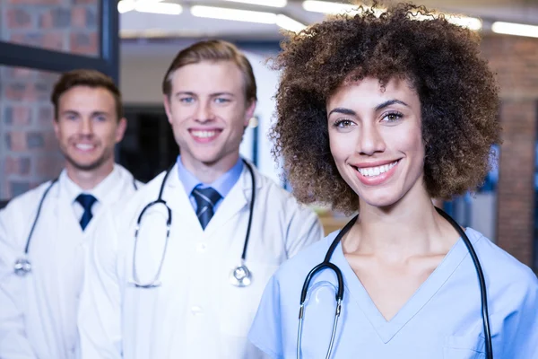 Equipo médico sonriendo en el hospital — Foto de Stock