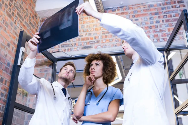 Ärzte untersuchen einen Röntgenbericht — Stockfoto