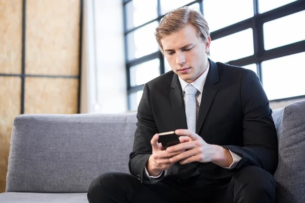 Uomo d'affari Messaggi di testo — Foto Stock