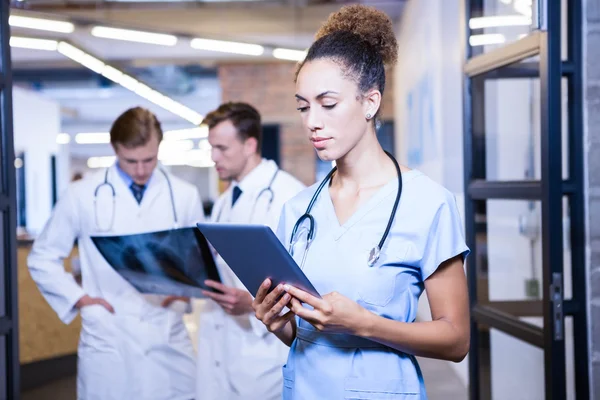 Лікар дивиться на цифровий планшет у лікарні — стокове фото
