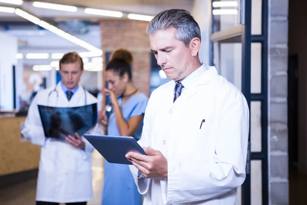 Médecin utilisant une tablette numérique à l'hôpital — Photo