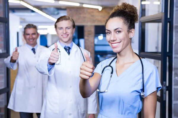 Equipa médica a levantar os polegares — Fotografia de Stock