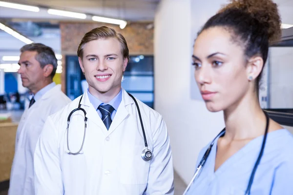 Médico sonriendo en el hospital — Foto de Stock