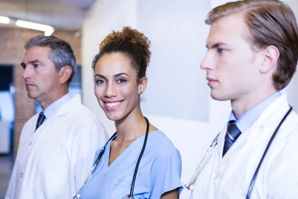 Kvinnliga läkare leende på sjukhus — Stockfoto