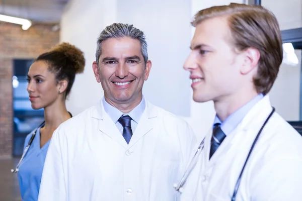 Läkare leende på sjukhus — Stockfoto