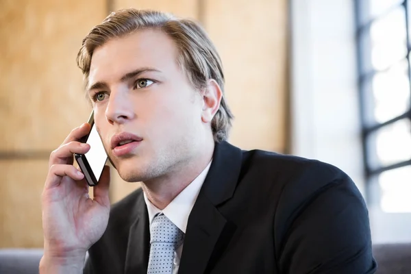 Geschäftsmann telefoniert mit dem Handy — Stockfoto