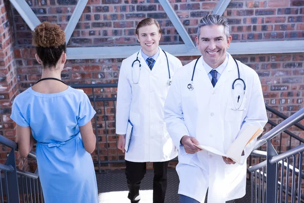 Médicos caminando por la escalera — Foto de Stock