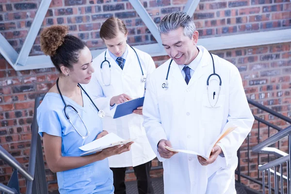 Médicos discutiendo informe médico — Foto de Stock