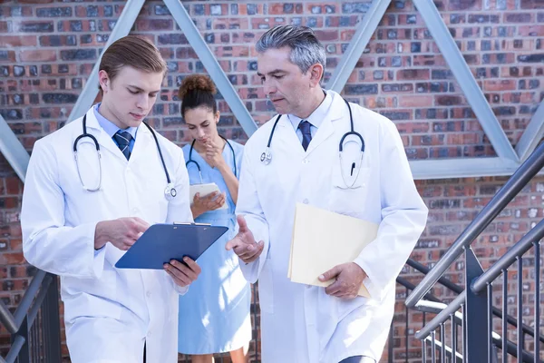 Läkare diskuterar medicinsk rapport — Stockfoto