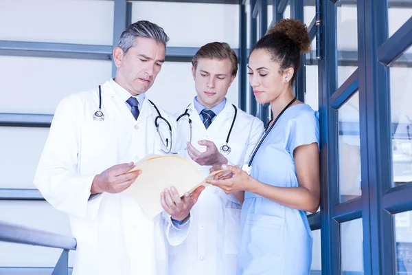 Artsen bespreken verslag in gang — Stockfoto