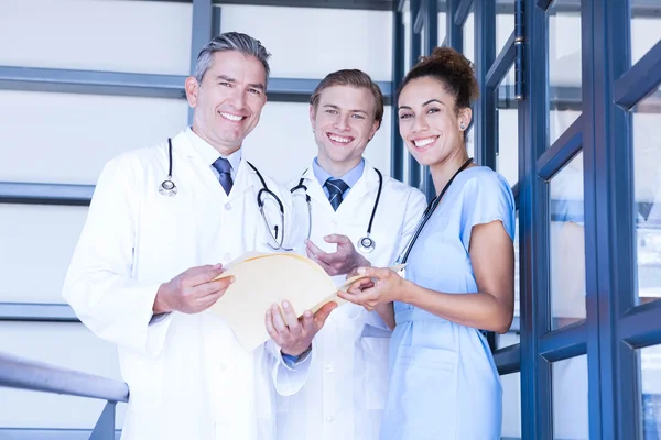 Squadra medica sorridente alla macchina fotografica — Foto Stock