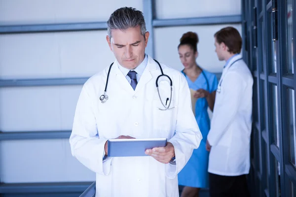 Lekarz mężczyzna patrząc na cyfrowy tablicowy — Zdjęcie stockowe