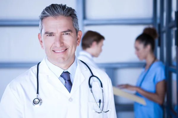 Médico sonriendo en el hospital — Foto de Stock