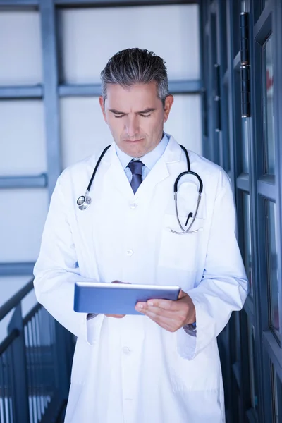 Médico masculino usando tableta digital — Foto de Stock