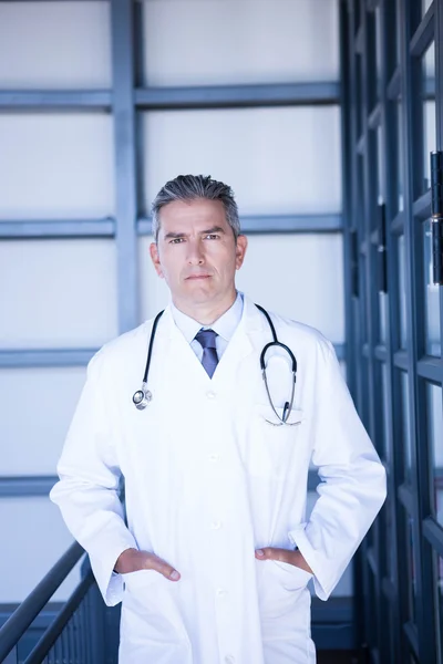 Доктор, стоящий с руками в кармане — стоковое фото