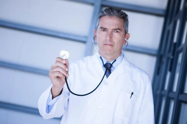 Médico masculino mostrando estetoscópio — Fotografia de Stock