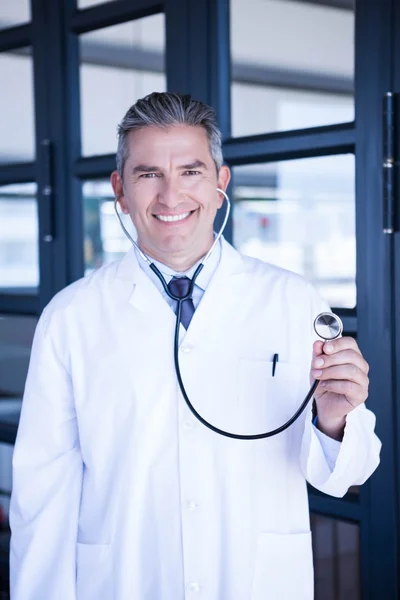 Læge, der viser stetoskop - Stock-foto