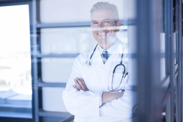 Läkare står med armarna korsade — Stockfoto