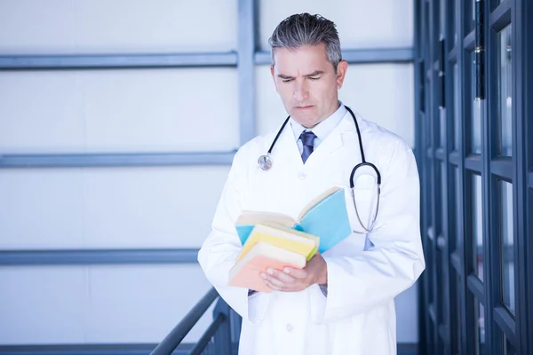 Medico di sesso maschile lettura libro medico — Foto Stock