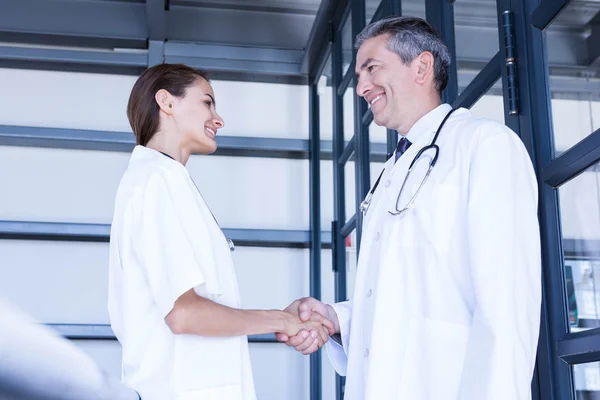 Doctors shaking hands — Stock Photo, Image