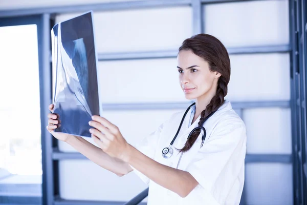 Medico donna esaminando rapporto x — Foto Stock
