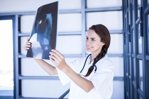 Medico donna esaminando rapporto x — Foto Stock