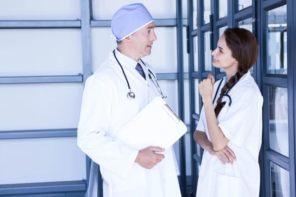 Ärzte interagieren miteinander — Stockfoto