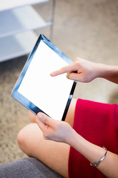 Femme utilisant une tablette numérique au bureau — Photo