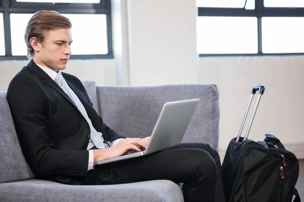 Uomo d'affari che utilizza laptop — Foto Stock