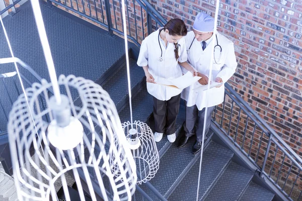 Médicos revisando un informe médico —  Fotos de Stock