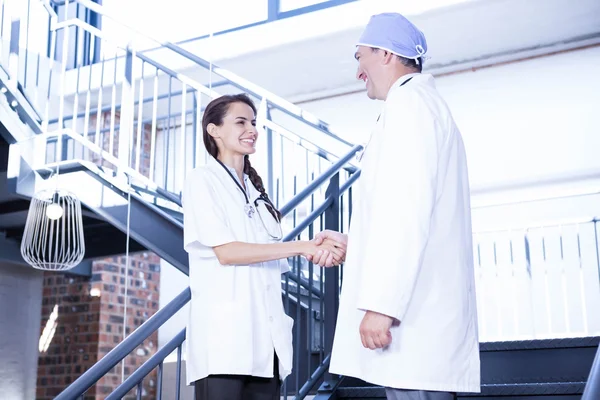 Médecins serrant la main sur l'escalier — Photo