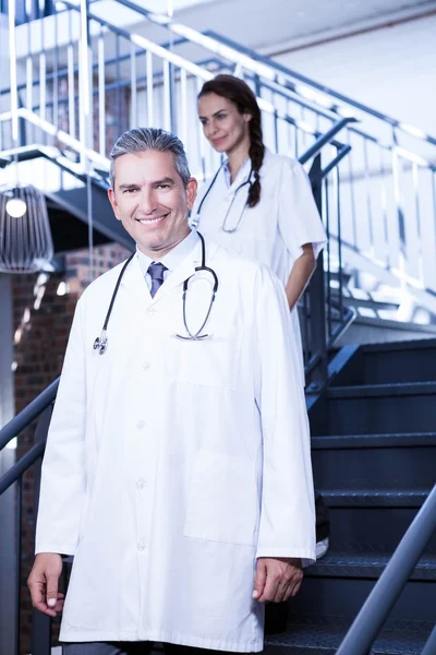 Médicos bajando escaleras — Foto de Stock