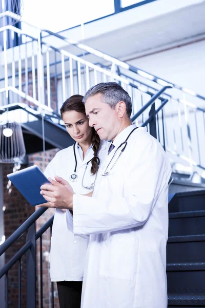 Médicos usando tableta digital en escalera —  Fotos de Stock