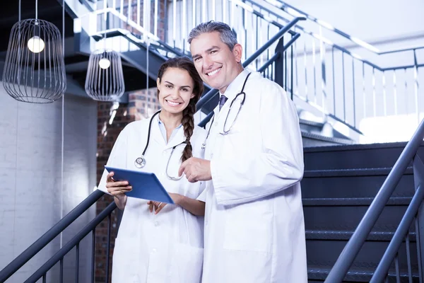 Médicos segurando tablet digital — Fotografia de Stock