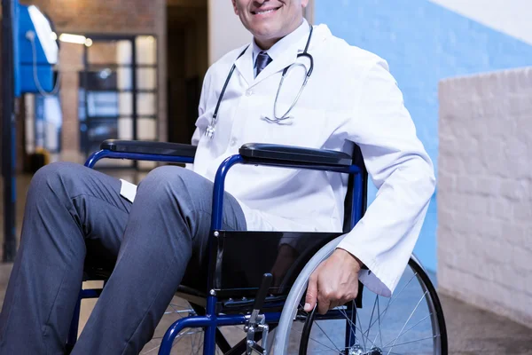 Lekarz mężczyzna siedzi na wózku inwalidzkim — Zdjęcie stockowe