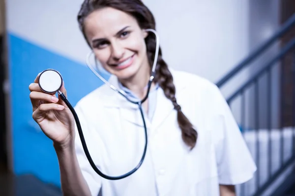 Ärztin zeigt Stethoskop — Stockfoto