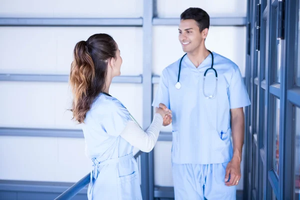 Koridorda tokalaşırken doktorlar — Stok fotoğraf