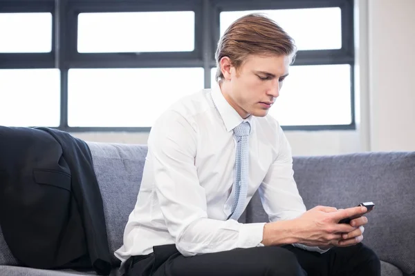 Uomo d'affari che utilizza il telefono cellulare — Foto Stock