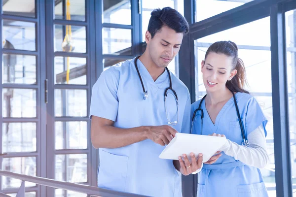 Ärzteteam im Gespräch im Krankenhaus — Stockfoto