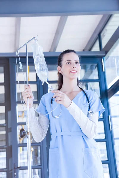 Médico segurando gotejamento intravenoso — Fotografia de Stock