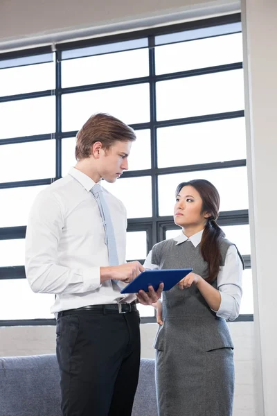 Zakenman en zakenvrouw die digitale tablet gebruiken — Stockfoto