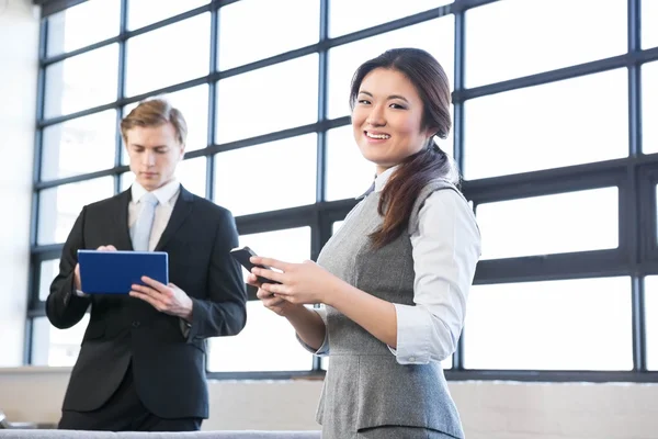 Uomo d'affari che utilizza tablet digitale — Foto Stock