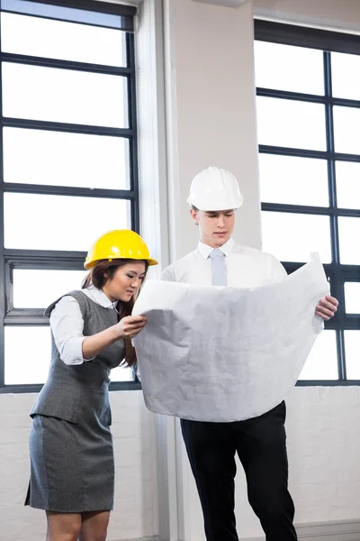 Ingenieros mirando el plano — Foto de Stock