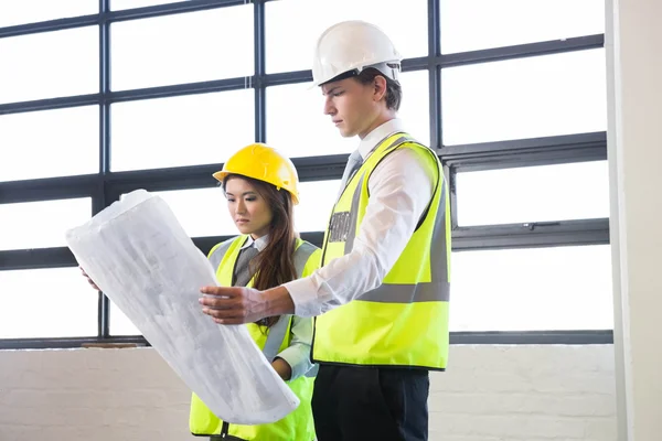 Arquitectos mirando el plano — Foto de Stock