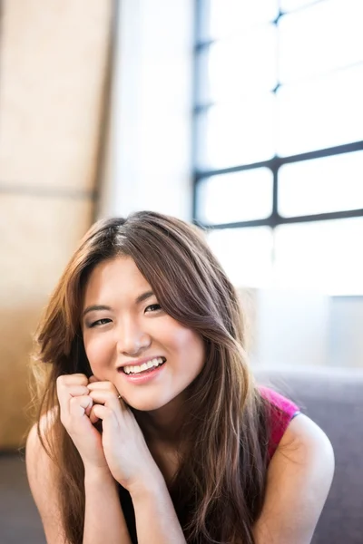 Mujer de negocios sonriendo en la oficina —  Fotos de Stock