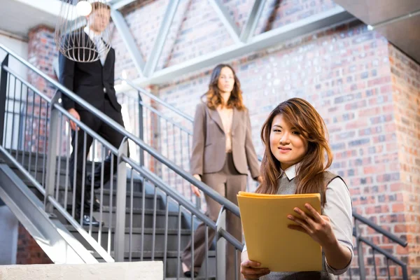 Businesswoman standing  with documents — Stock Photo, Image