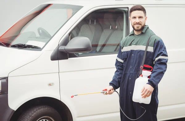 Handyman de pie frente a su furgoneta — Foto de Stock