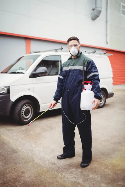 Handyman de pé na frente de sua van — Fotografia de Stock