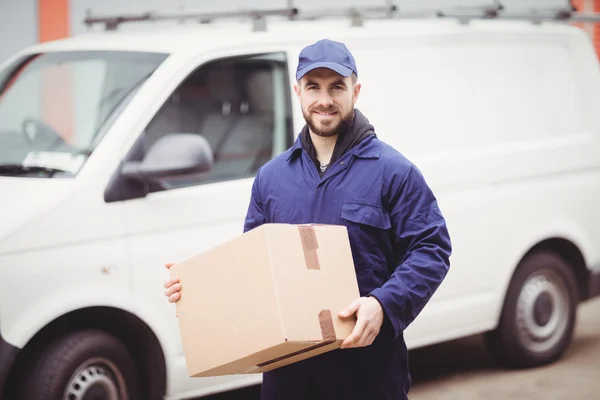 Entrega homem segurando caixa — Fotografia de Stock